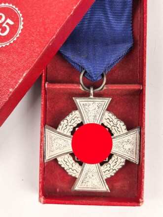 Treudienst Ehrenzeichen für 25 Jahre. Guter Zustand, am Band mit Tragenadel. Im Etui von " Friedrich Keller Metallschmuckfabrik Oberstein"