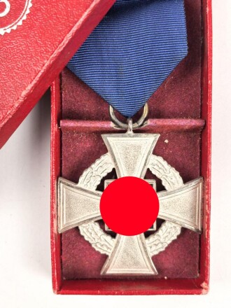 Treudienst Ehrenzeichen für 25 Jahre. Guter Zustand, am Band mit Tragenadel. Im Etui von " Friedrich Keller Metallschmuckfabrik Oberstein"