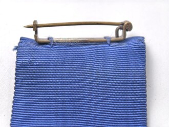 Treudienst Ehrenzeichen für 25 Jahre. Guter Zustand, am Band mit Tragenadel. Im Etui von " Friedrich Keller Metallschmuckfabrik Oberstein"