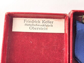 Treudienst Ehrenzeichen für 25 Jahre. Guter Zustand, am Band mit Tragenadel. Im Etui von " Friedrich Keller Metallschmuckfabrik Oberstein"