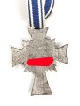 Ehrenkreuz der Deutschen Mutter in silber. Sehr guter Zustand, am  Band