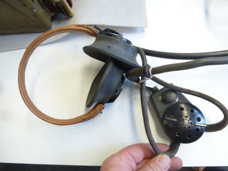 NVA Tornisterfunkgerät R-108D mit Sendeverstärker, Trageriemen und Kopfhörer. Originallack, Optisch einwandfrei, Funktion nicht geprüft