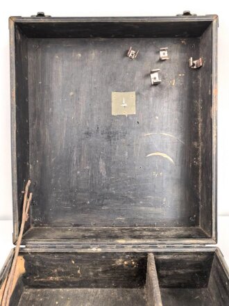 U.S. Army, Transportkasten höchstwahrscheinlich aus der Zeit des 2. Weltkrieg. Sc hwarz überlackiertes Stück, 39 x 43 x 19,5cm