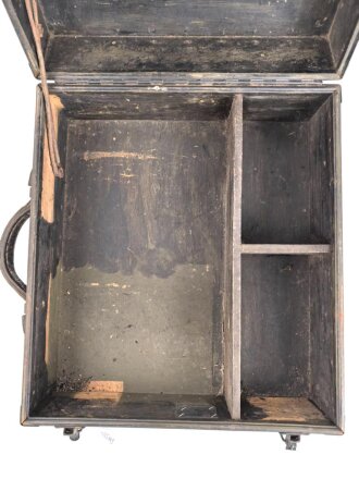 U.S. Army, Transportkasten höchstwahrscheinlich aus der Zeit des 2. Weltkrieg. Sc hwarz überlackiertes Stück, 39 x 43 x 19,5cm