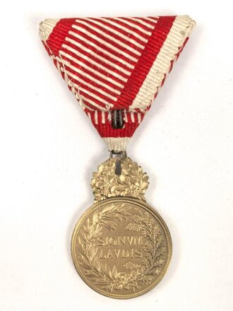k.u.k. Österreich, Bronzene Militärverdienstmedaille "Signum Laudis" , 1916, Kaiser Karl , an Dreiecksband mit Schwerterauflage