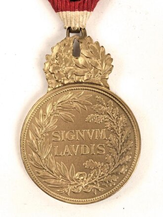 k.u.k. Österreich, Bronzene Militärverdienstmedaille "Signum Laudis" , 1916, Kaiser Karl , an Dreiecksband mit Schwerterauflage