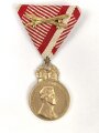 k.u.k. Österreich, Bronzene Militärverdienstmedaille "Signum Laudis" , 1916, Kaiser Karl , an Dreiecksband mit Schwerterauflage