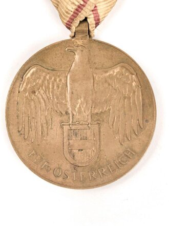 Österreich,  Kriegserinnerungsmedaille 1914-1918, an Dreiecksband mit Schwerterauflage