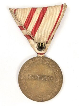 Österreich,  Kriegserinnerungsmedaille 1914-1918, an Dreiecksband mit Schwerterauflage