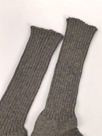 Paar feldgraue Socken aus der Zeit des 2. Weltkrieg. Ungetragenes Paar