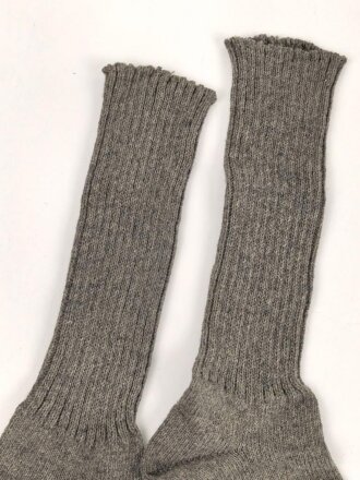 Paar feldgraue Socken aus der Zeit des 2. Weltkrieg. Ungetragenes Paar