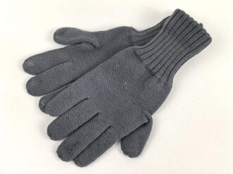 Paar blaugraue Strickhandschuhe mit zwei Grössenstreifen. Kleine Grösse, vermutlich für weibliches Personal bei der Luftwaffe