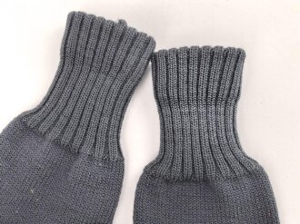 Paar blaugraue Strickhandschuhe mit zwei Grössenstreifen. Kleine Grösse, vermutlich für weibliches Personal bei der Luftwaffe