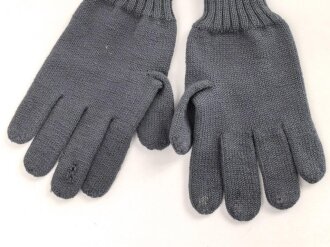 Paar blaugraue Strickhandschuhe mit zwei Grössenstreifen. Kleine Grösse, vermutlich für weibliches Personal bei der Luftwaffe