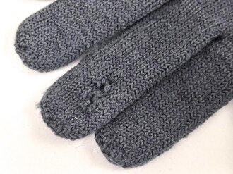 Paar blaugraue Strickhandschuhe mit zwei Grössenstreifen. Kleine Grösse, vermutlich für weibliches Personal bei der Luftwaffe
