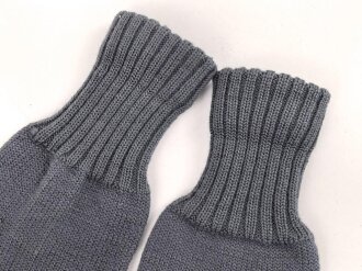Paar blaugraue Strickhandschuhe mit zwei Grössenstreifen. Kleine Grösse, vermutlich für weibliches Personal bei der Luftwaffe