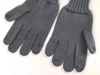Paar blaugraue Strickhandschuhe mit zwei Grössenstreifen. Kleine Grösse, vermutlich für weibliches Personal bei der Luftwaffe