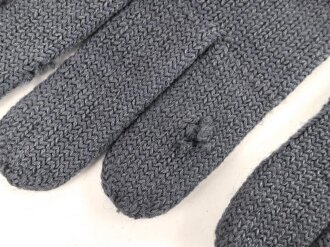 Paar blaugraue Strickhandschuhe mit zwei Grössenstreifen. Kleine Grösse, vermutlich für weibliches Personal bei der Luftwaffe