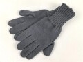 Paar blaugraue Strickhandschuhe mit zwei Grössenstreifen. Kleine Grösse, vermutlich für weibliches Personal bei der Luftwaffe