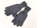 Paar blaugraue Strickhandschuhe mit zwei Grössenstreifen. Kleine Grösse, vermutlich für weibliches Personal bei der Luftwaffe