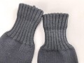 Paar blaugraue Strickhandschuhe mit zwei Grössenstreifen. Kleine Grösse, vermutlich für weibliches Personal bei der Luftwaffe