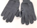 Paar blaugraue Strickhandschuhe mit zwei Grössenstreifen. Kleine Grösse, vermutlich für weibliches Personal bei der Luftwaffe