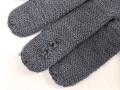 Paar blaugraue Strickhandschuhe mit zwei Grössenstreifen. Kleine Grösse, vermutlich für weibliches Personal bei der Luftwaffe