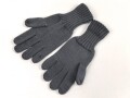 Paar blaugraue Strickhandschuhe mit zwei Grössenstreifen. Kleine Grösse, vermutlich für weibliches Personal bei der Luftwaffe