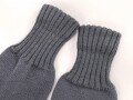 Paar blaugraue Strickhandschuhe mit zwei Grössenstreifen. Kleine Grösse, vermutlich für weibliches Personal bei der Luftwaffe