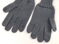 Paar blaugraue Strickhandschuhe mit zwei Grössenstreifen. Kleine Grösse, vermutlich für weibliches Personal bei der Luftwaffe