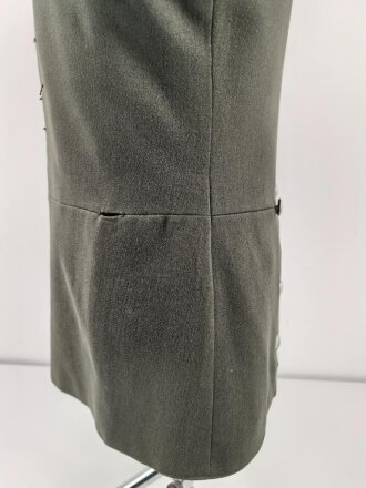 Heer, Waffenrock für einen Oberst im Gebirgsjäger Regiment 79. Getragenes Stück, die Ärmelpatten unrichtig neuzeitlich ergänzt.