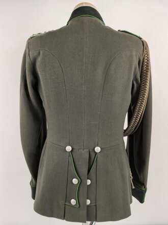 Heer, Waffenrock für einen Oberst im Gebirgsjäger Regiment 79. Getragenes Stück, die Ärmelpatten unrichtig neuzeitlich ergänzt.
