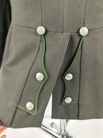Heer, Waffenrock für einen Oberst im Gebirgsjäger Regiment 79. Getragenes Stück, die Ärmelpatten unrichtig neuzeitlich ergänzt.