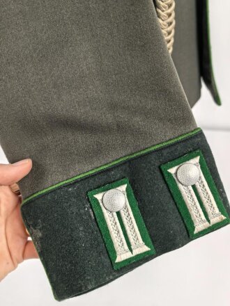 Heer, Waffenrock für einen Oberst im Gebirgsjäger Regiment 79. Getragenes Stück, die Ärmelpatten unrichtig neuzeitlich ergänzt.
