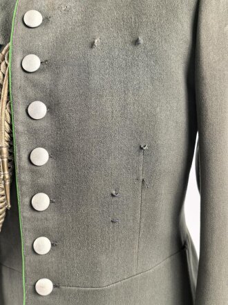 Heer, Waffenrock für einen Oberst im Gebirgsjäger Regiment 79. Getragenes Stück, die Ärmelpatten unrichtig neuzeitlich ergänzt.