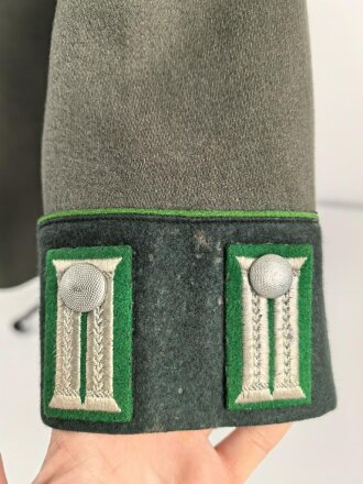 Heer, Waffenrock für einen Oberst im Gebirgsjäger Regiment 79. Getragenes Stück, die Ärmelpatten unrichtig neuzeitlich ergänzt.