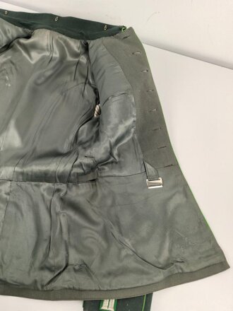 Heer, Waffenrock für einen Oberst im Gebirgsjäger Regiment 79. Getragenes Stück, die Ärmelpatten unrichtig neuzeitlich ergänzt.