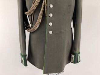 Heer, Waffenrock für einen Oberst im Gebirgsjäger Regiment 79. Getragenes Stück, die Ärmelpatten unrichtig neuzeitlich ergänzt.