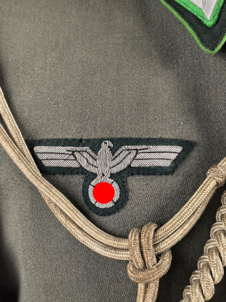 Heer, Waffenrock für einen Oberst im Gebirgsjäger Regiment 79. Getragenes Stück, die Ärmelpatten unrichtig neuzeitlich ergänzt.