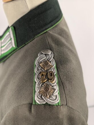 Heer, Waffenrock für einen Oberst im Gebirgsjäger Regiment 79. Getragenes Stück, die Ärmelpatten unrichtig neuzeitlich ergänzt.