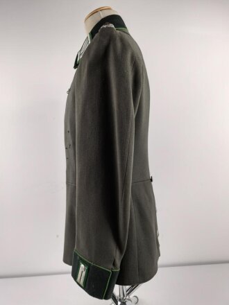 Heer, Waffenrock für einen Oberst im Gebirgsjäger Regiment 79. Getragenes Stück, die Ärmelpatten unrichtig neuzeitlich ergänzt.
