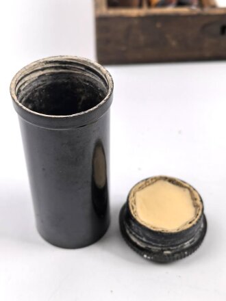 Kasten für persönliche Hygiene, laut Vorbesitzer aus dem Nachlass eines Offizier der Wehrmacht. Maße des Kasten etwa 16 x 21 x 6cm