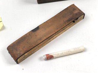 Kasten für persönliche Hygiene, laut Vorbesitzer aus dem Nachlass eines Offizier der Wehrmacht. Maße des Kasten etwa 16 x 21 x 6cm