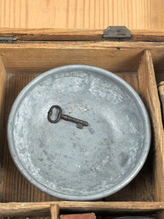 Kasten für persönliche Hygiene, laut Vorbesitzer aus dem Nachlass eines Offizier der Wehrmacht. Maße des Kasten etwa 16 x 21 x 6cm