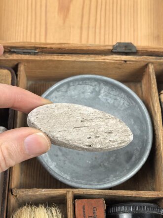 Kasten für persönliche Hygiene, laut Vorbesitzer aus dem Nachlass eines Offizier der Wehrmacht. Maße des Kasten etwa 16 x 21 x 6cm