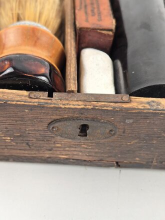 Kasten für persönliche Hygiene, laut Vorbesitzer aus dem Nachlass eines Offizier der Wehrmacht. Maße des Kasten etwa 16 x 21 x 6cm