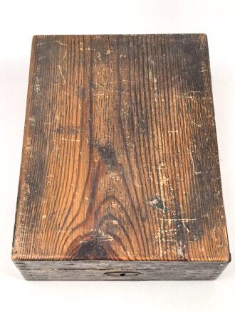Kasten für persönliche Hygiene, laut Vorbesitzer aus dem Nachlass eines Offizier der Wehrmacht. Maße des Kasten etwa 16 x 21 x 6cm