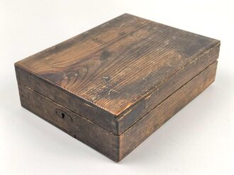 Kasten für persönliche Hygiene, laut Vorbesitzer aus dem Nachlass eines Offizier der Wehrmacht. Maße des Kasten etwa 16 x 21 x 6cm