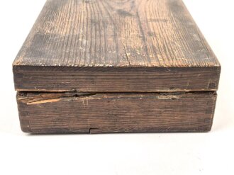 Kasten für persönliche Hygiene, laut Vorbesitzer aus dem Nachlass eines Offizier der Wehrmacht. Maße des Kasten etwa 16 x 21 x 6cm