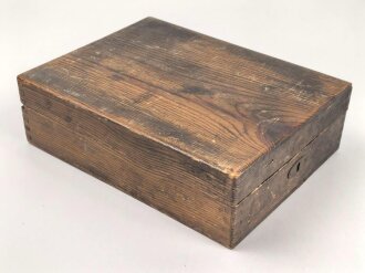 Kasten für persönliche Hygiene, laut Vorbesitzer aus dem Nachlass eines Offizier der Wehrmacht. Maße des Kasten etwa 16 x 21 x 6cm